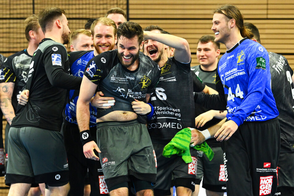 26:25 gewonnen! Die Elbflorenz-Handballer feierten danach ihren Siegtorschützen Sebastian Greß (M.).