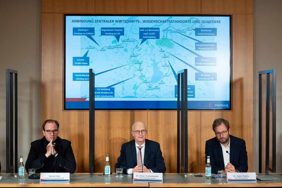Henrik Falk (v.l.n.r.), Vorstandsvorsitzender Hamburger Hochbahn AG, Bürgermeister Peter Tschentscher (SPD) und Verkehrssenator Anjes Tjarks (Bündnis 90/Die Grünen) sprechen über die Streckenführung der U-Bahnlinie U5. (Archivfoto)
