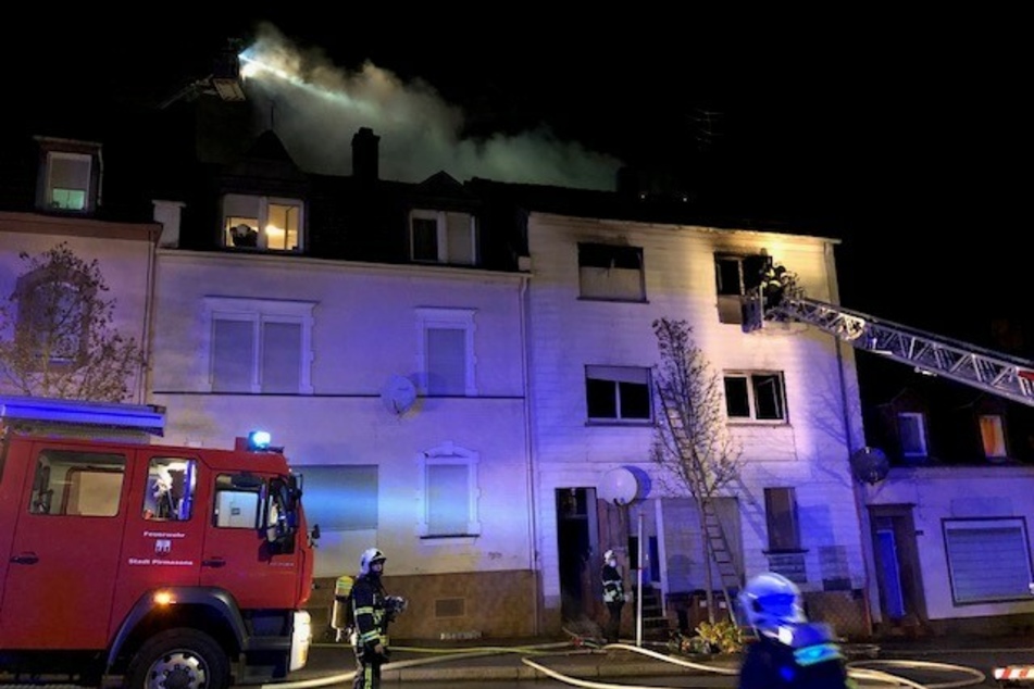 Zwei Mädchen (5 und 7) sterben bei Hausbrand Hätte der