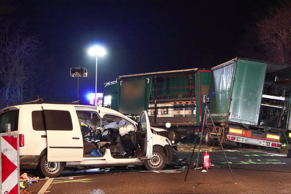 Auto kracht frontal gegen Lastwagen: Fahrer kämpft um sein Leben