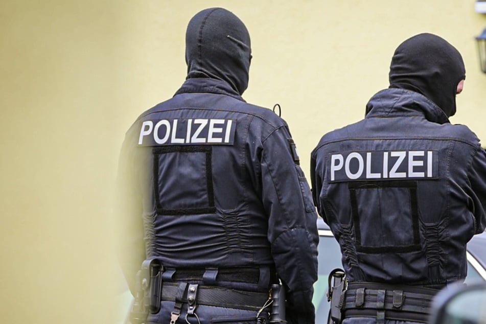 Riesen-Razzia gegen Schleuser und Steuerhinterzieher