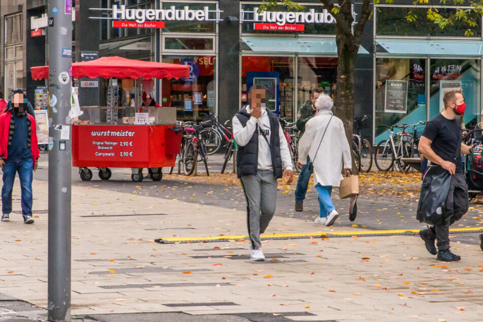 Die Maskenpflicht gilt ebenso an Haltestellen sowie auf den Wochenmärkten.