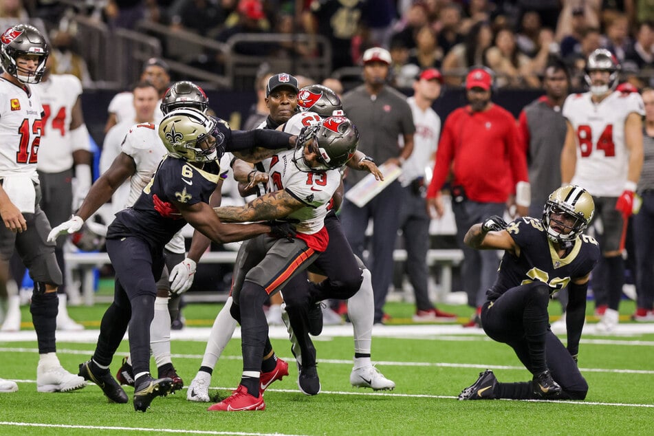 Marshon Lattimore (r.) got into a scuffle with Tampa Bay Buccaneers wide receiver Mike Evans (c.) and both were ejected from the game on Sunday.