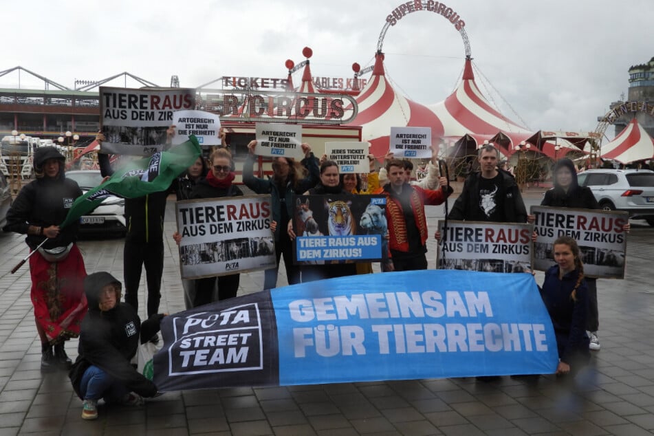 Die Tierschutzorganisation PETA demonstrierte am Sonntag vor dem Eingang des Zirkus "Charles Knie" in Hamburg.