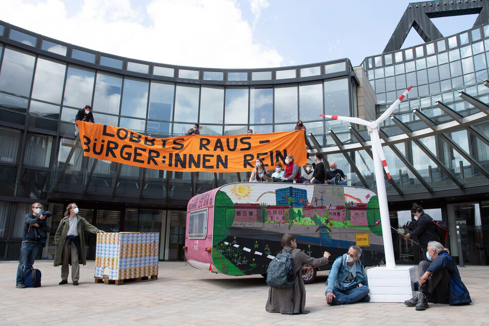 Aktivisten von Extinction Rebellion demonstrieren innerhalb des Bannkreises vor dem Landtag von Nordrhein-Westfalen gegen die Klimapolitik.