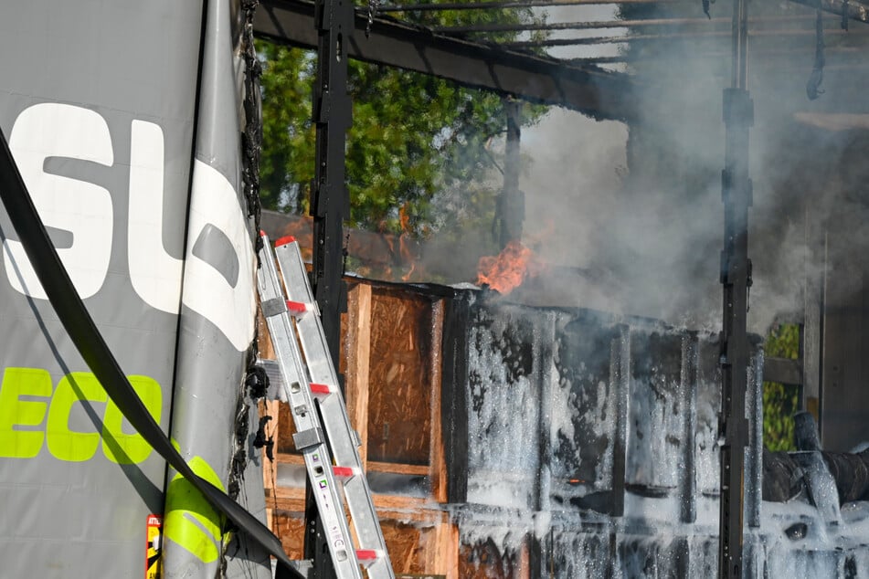 Der Lkw hatte Holzkisten gefüllt mit Traktorenteilen geladen.