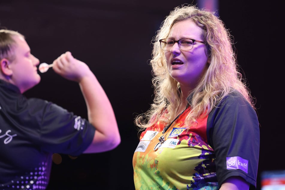 Laut Aileen de Graaf (35) haben Transfrauen im Darts einen unfairen Vorteil und sollten daher nicht in Frauen-Wettbewerben starten dürfen.