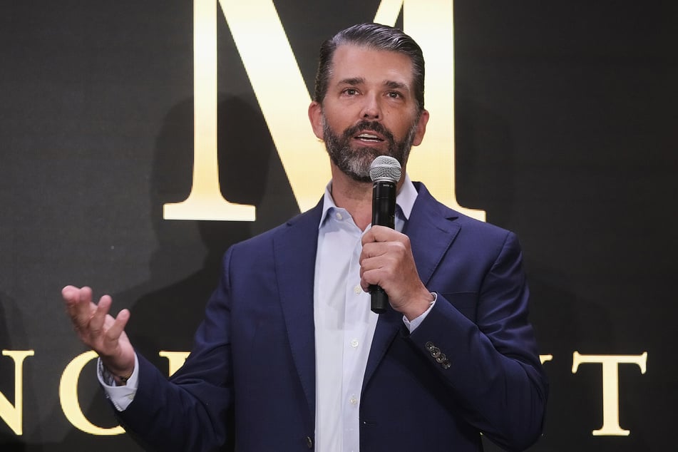 Da sich Papa Trump auf die Leitung eines ganzen Landes konzentrieren muss, überlässt er seinem Sohn Donald Jr. (47) die Leitung des Handy-Unternehmens.