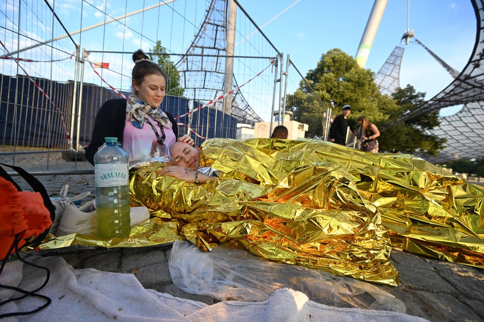 Elisa und Renee liegen vor dem Eingang zum Olympiastadion.