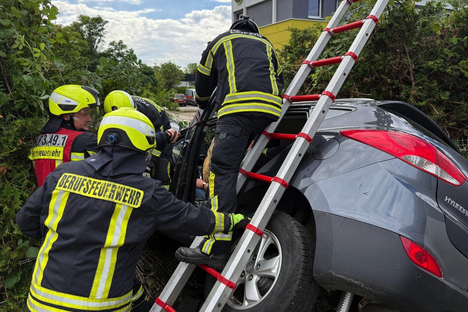 Das Auto blieb im Zaun neben dem Parkplatz hängen.