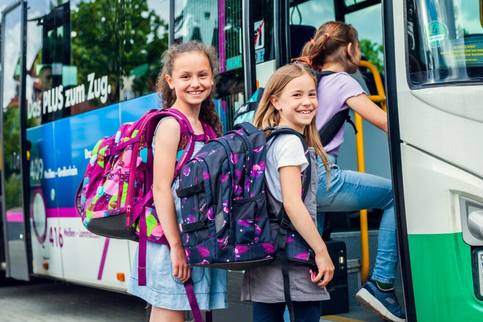 Mit Bus und Bahn geht's auch für die Kids sicher und eigenständig zur Schule.