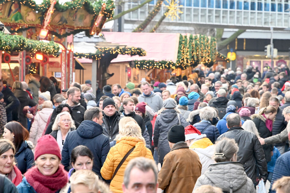 Kiel: Passanten gehen durch den vorweihnachtlichen Trubel in einer Fußgängerzone.