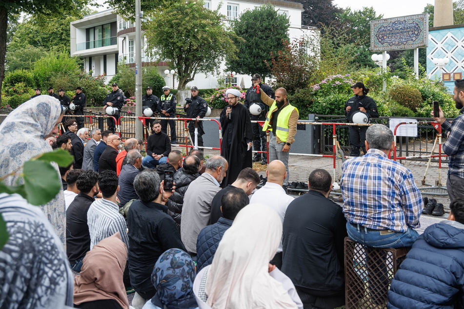 Gläubige Muslime haben sich zum Freitagsgebet vor der geschlossenen Blauen Mosche in Hamburg eingefunden.