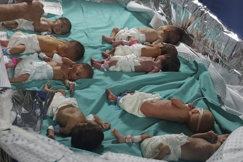 Dieses von Dr. Marawan Abu Saada zur Verfügung gestellte Foto zeigt zu früh geborene palästinensische Babys im Schifa-Krankenhaus.