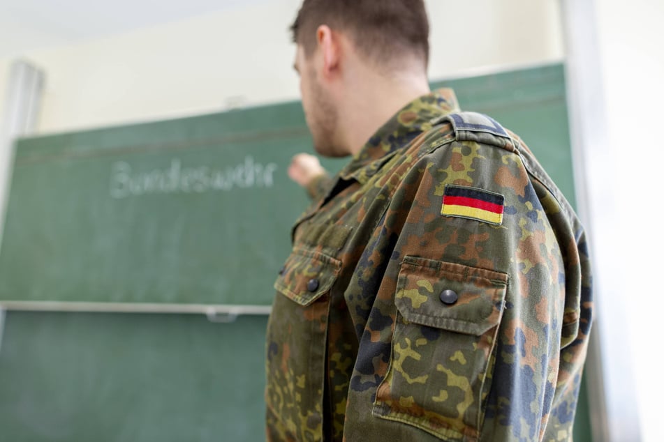 Der bundesweite Protest richtet sich auch gegen die Bundeswehr, die an Schulen werben will für den Dienst in der Truppe. (Symbolfoto)