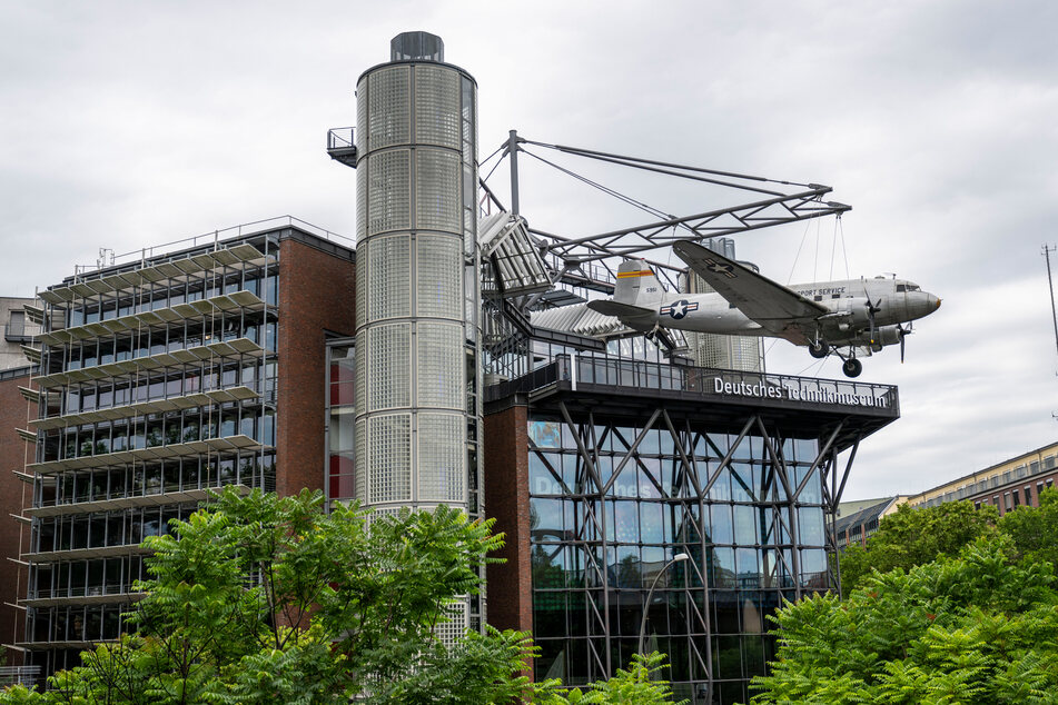 Die Fassade des Deutschen Technikmuseums verziert ein Rosinenbomber.