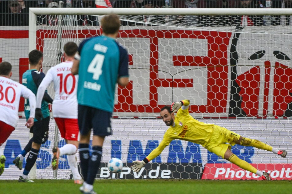 Jahn-Schlussmann Felix Gebhardt konnte den Handelfmeter von Dejan Ljubicic mit einer starken Flugeinlage parieren.