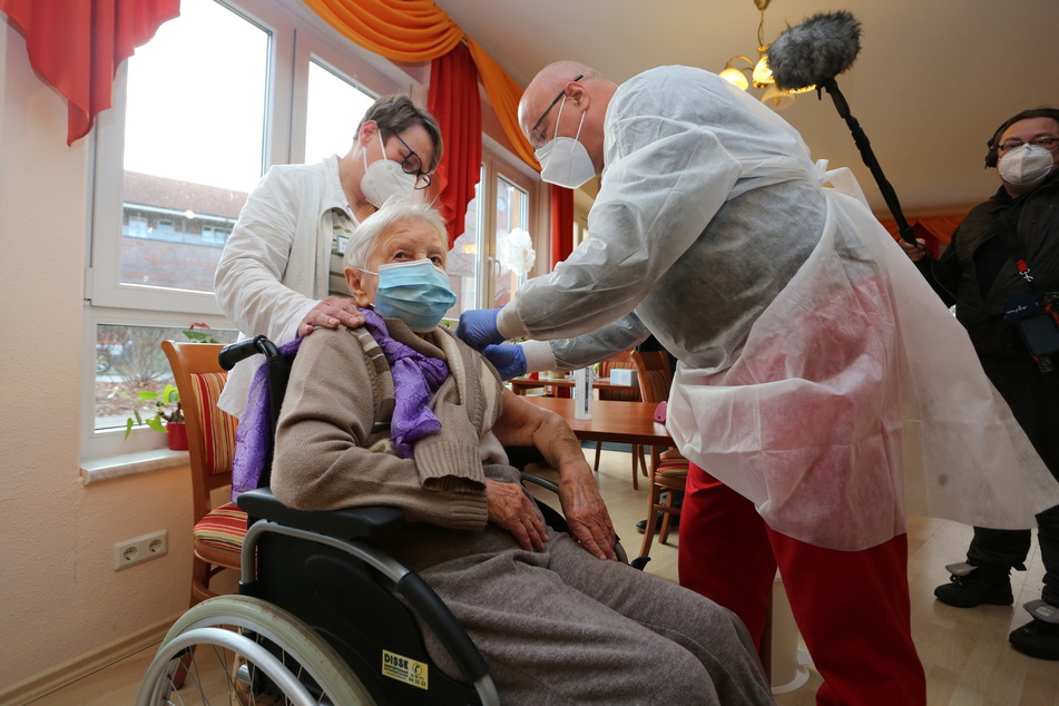 Die Heimbewohnerin Edith Kwoizalla ist mit ihren 101 Jahren die erste, die vor dem offiziellen Impfstart in Deutschland gegen Corona geimpft wurde.