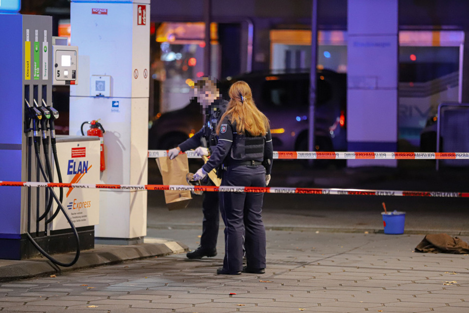 Polizeibeamte sichern Spuren am Tatort.