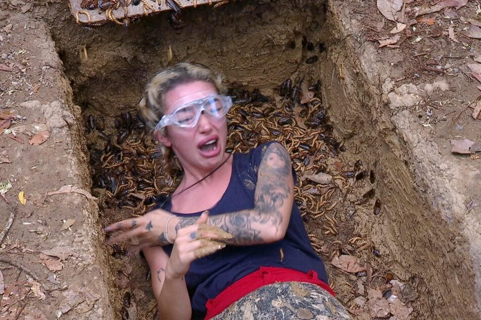 Viel Gekreische, aber keine Sterne: Die Kandidatin will aus dem Loch befreit werden.