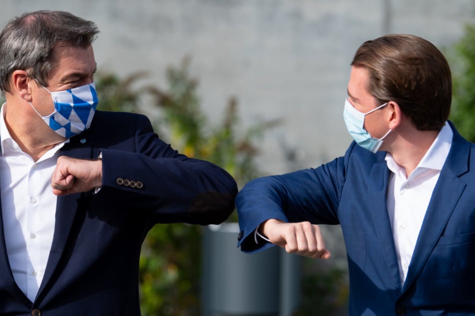 Markus Söder (links, 53, CSU), Ministerpräsident von Bayern, und Sebastian Kurz (34, ÖVP), Bundeskanzler von Österreich, begrüßen sich vor einem Arbeitstreffen im Zollamt.