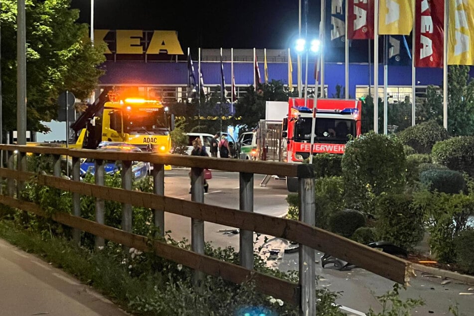 Mercedes kracht in Ständer für Einkaufswagen: Beifahrerin (†21) stirbt auf Parkplatz von Ikea