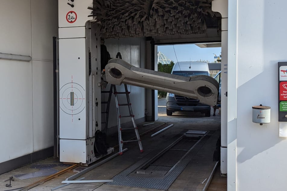 Der Rentner schob mit seinem Jaguar einen Mazda durch die Waschanlage.