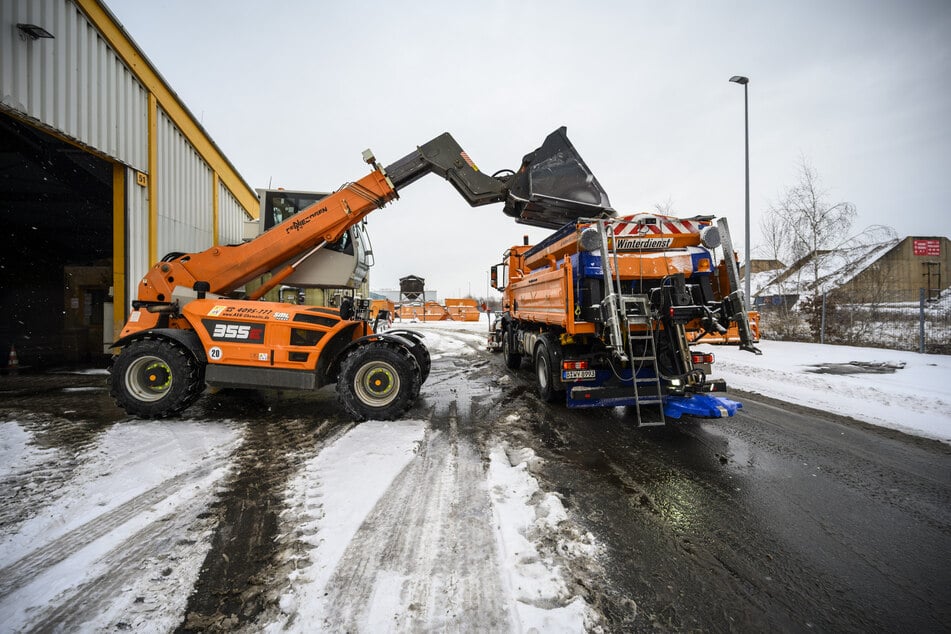 Nach einer Tour wird das Räumfahrzeug wieder mit Salz aufgefüllt.
