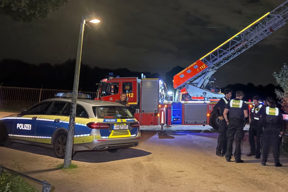 Am späten Mittwochabend und frühen Donnerstagmorgen suchten im Hamburger Stadtpark zahlreiche Einsatzkräfte nach einem Vermissten (13).