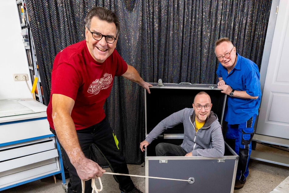 Magier Torsten Pahl (50, Mitte) fachsimpelt mit Karl-Heinz Kaiser (73, r.) und Matthias Leubert (64) an einer Trickkiste.
