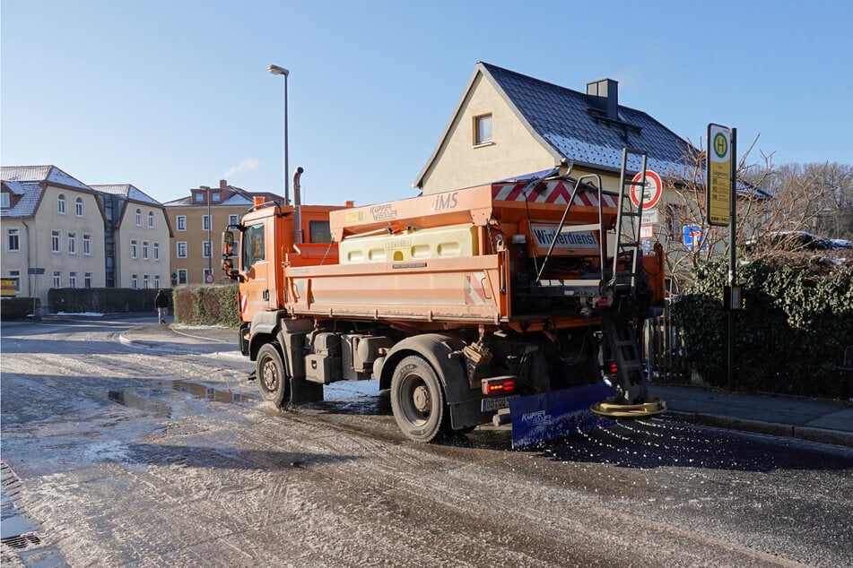 Erst als der Winterdienst die gefrorene Fahrbahn gründlich enteist hatte, konnte die Straße wieder freigegeben werden.