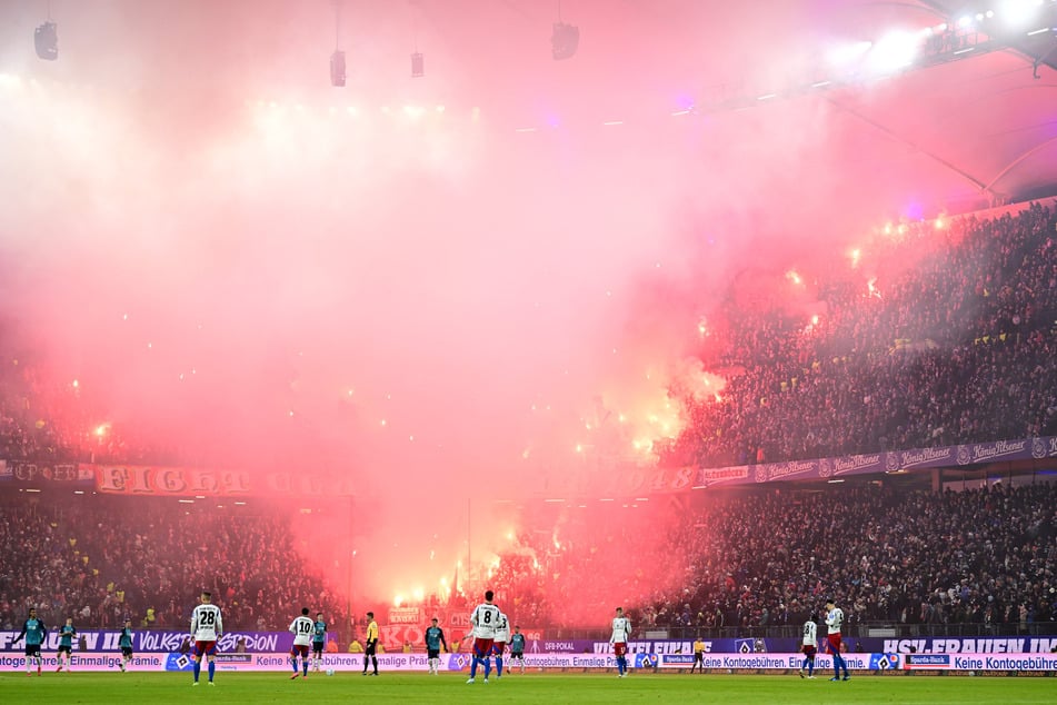 Die Kölner Fans hüllten das Volksparkstadion mit reichlich Pyrotechnik in einen dichten Nebel. Das Spiel musste unterbrochen werden.