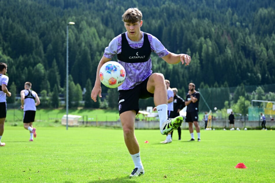 Über den österreichischen Bundesliga-Verein Austria Klagenfurt schaffte Jannik Robatsch (20) den Sprung in den Profifußball.