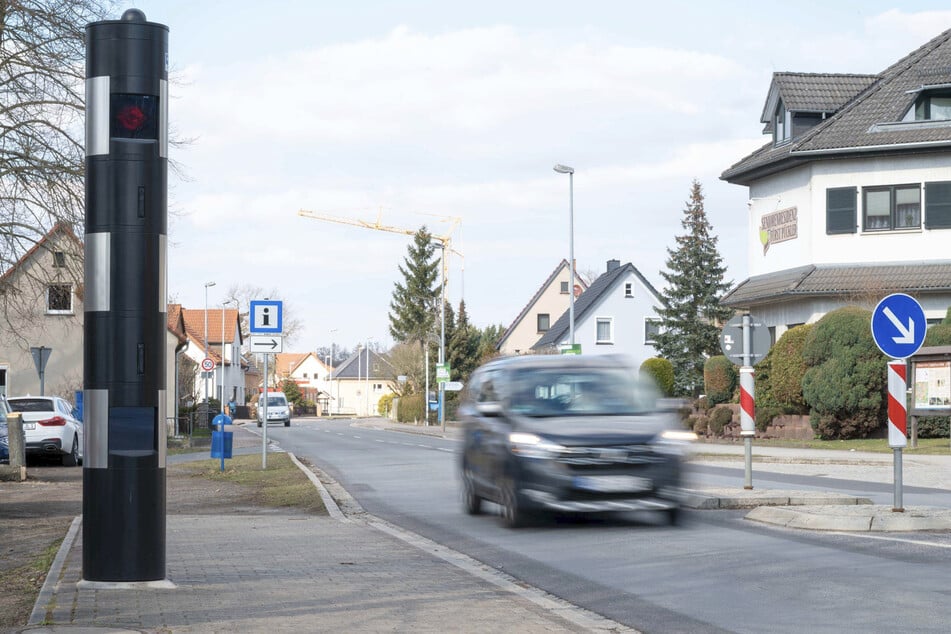 Ortskundige kennen den stationären Blitzer auf Höhe der Erlebniswelt Krauschwitz. Kultusminister Clemens tappte in die Foto-Falle.