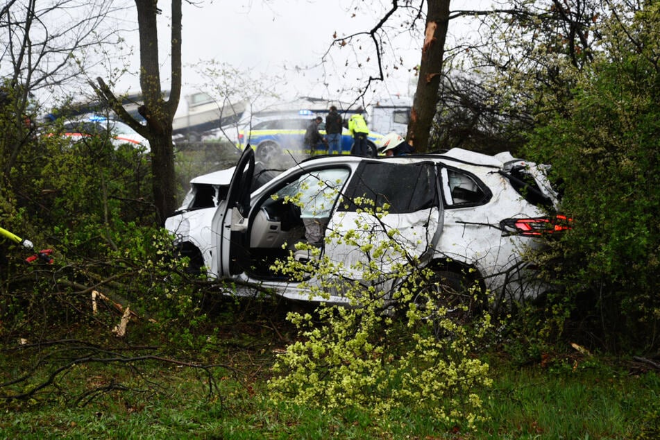 Unfall A6: BMW-Fahrer kommt von Straße ab: Wagen schleudert mehrere Meter hoch durch die Luft