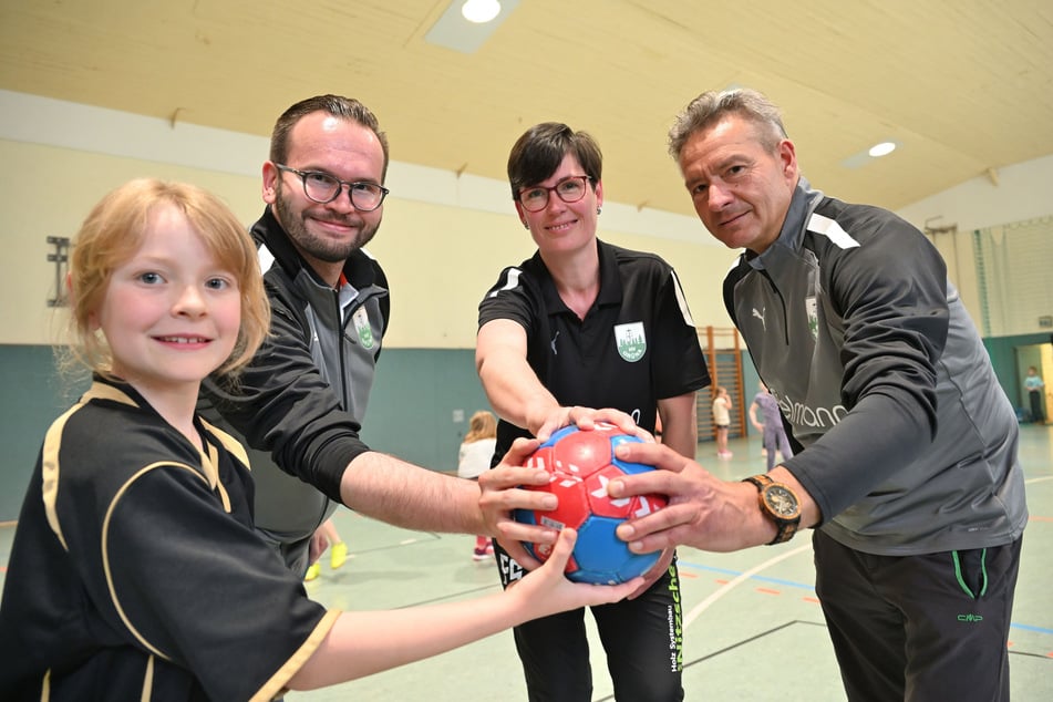 Freuen sich auf das Handballevent in Grüna (v.l.n.r.): Sophia Aurich (10), Markus Weber (30), Fanny Schaal (45, beide HC Grüna) und Ortsvorsteher Lutz Neubert (51).