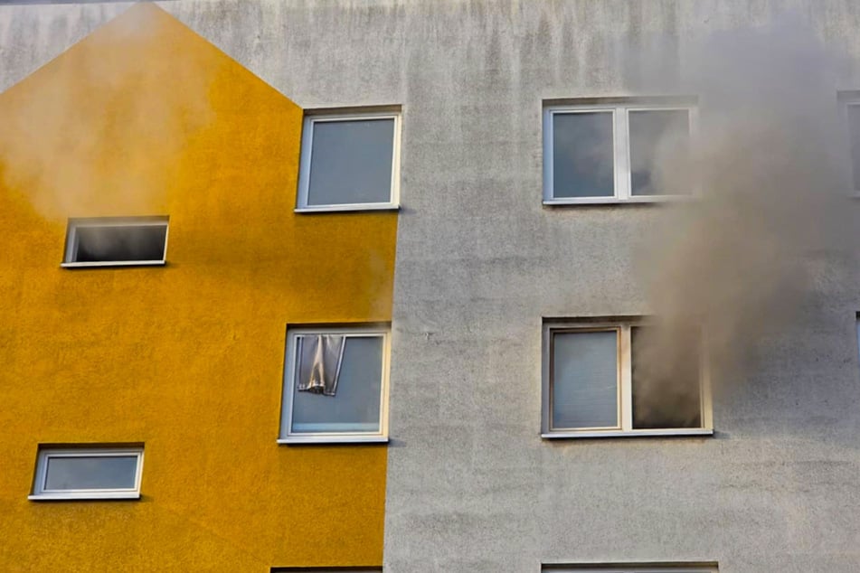Feuer in sächsischem Plattenbau: Leiche in Wohnung gefunden