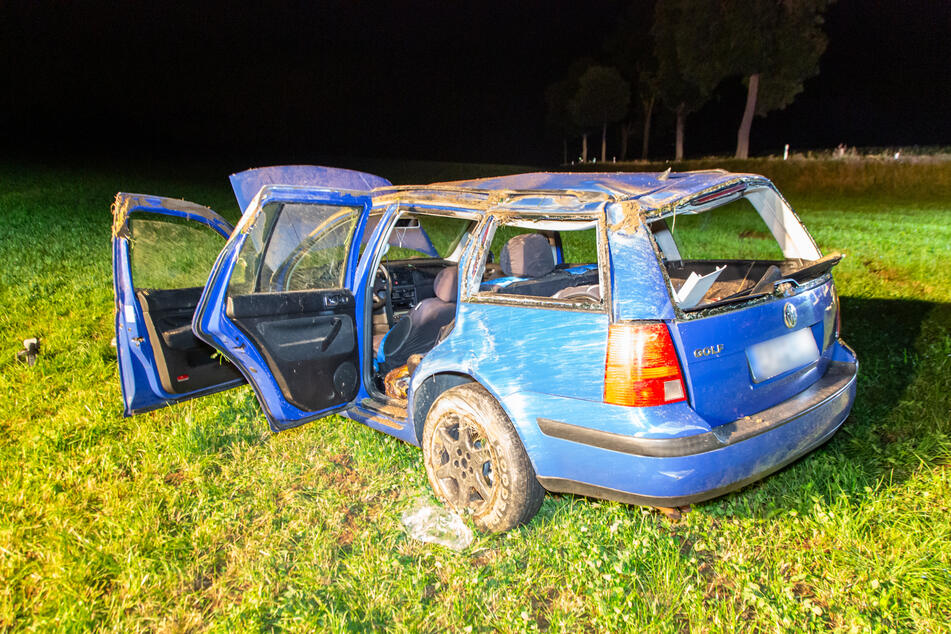 Heftiger Crash im Erzgebirge: VW überschlägt sich, Fahrer schwer verletzt