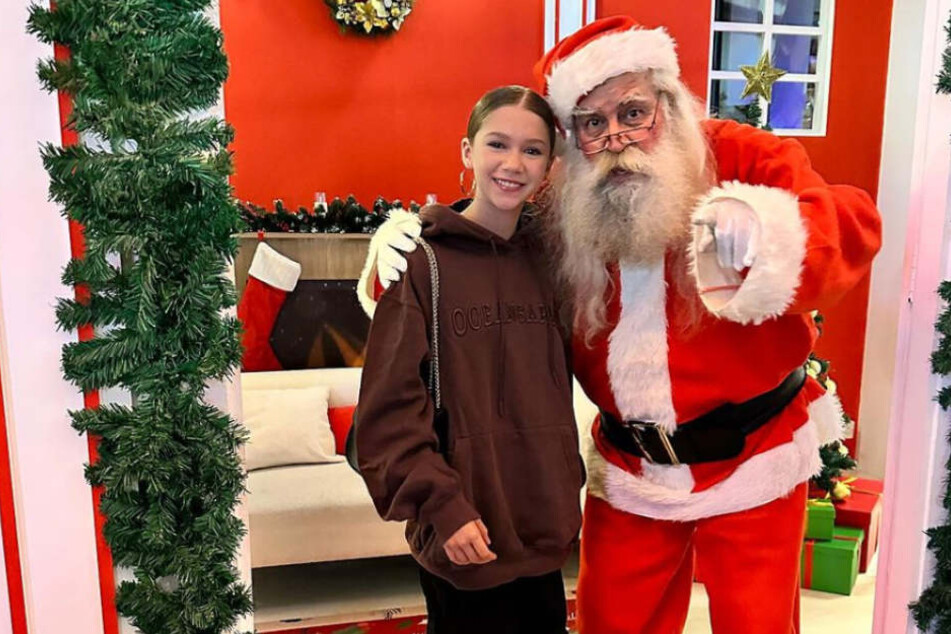 Tanja Szewczenkos Töchterchen Jona (12) ließ sich in Dubai zusammen mit dem Weihnachtsmann fotografieren.