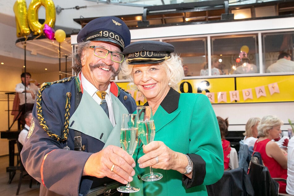 Im Erlebnisrestaurant "Dresden 1900" am Neumarkt treten Dorit Gäbler und Karl-Heinz Bellmann bis heute auf.