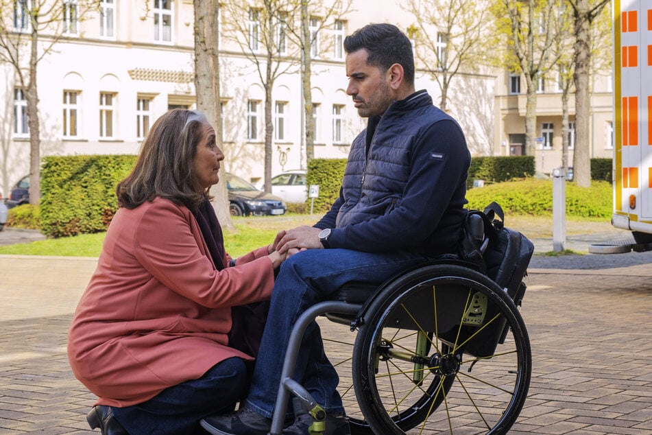 Doppelladung "In aller Freundschaft" am heutigen Dienstag! Dabei wird Dr. Ilay Demir rechts von seiner Mutter plötzlich genötigt, das Unternehmen der Familie zu übernehmen.