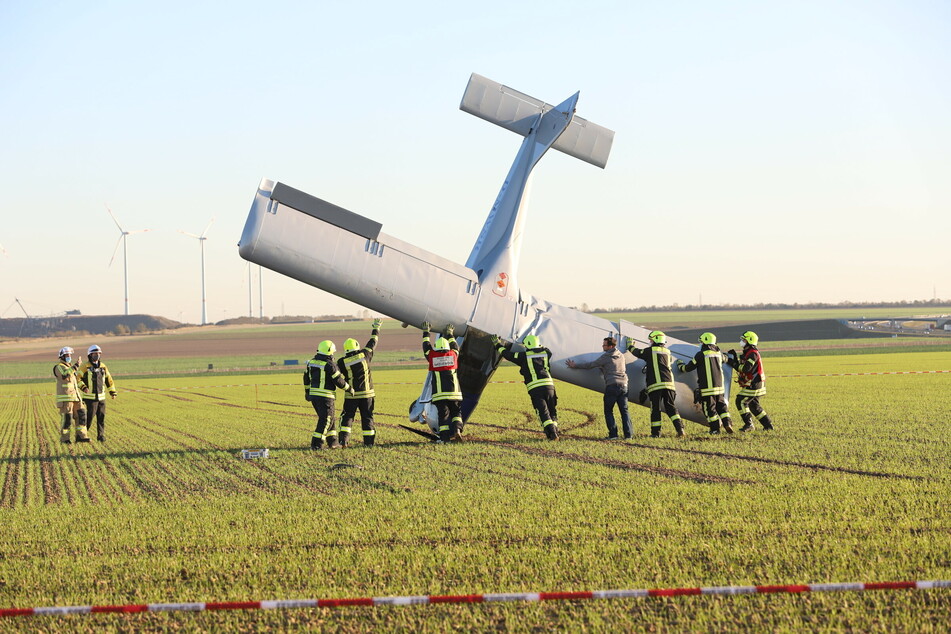 Die Einsatzkräfte der Feuerwehr richteten den Flieger wieder auf.