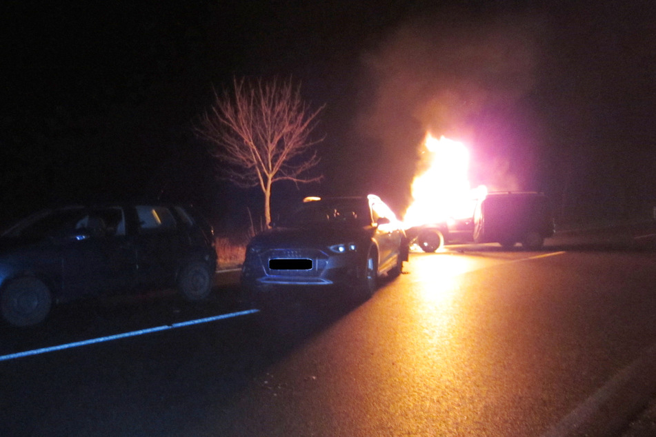 Ein Dacia fing am Abend nach einem Verkehrsunfall Feuer.