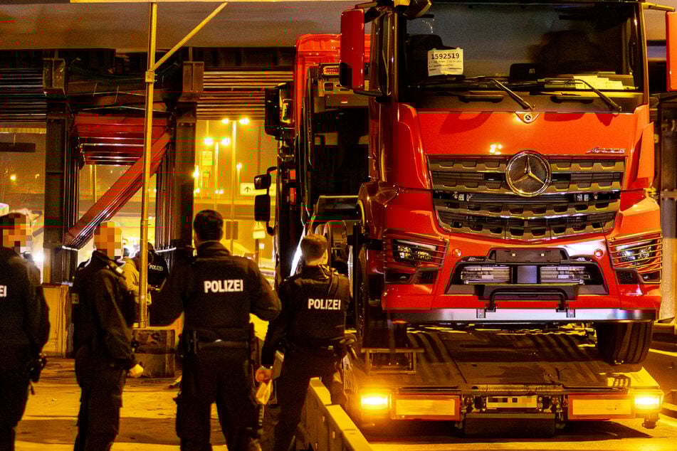 Sattelzug verkeilt sich unter Brücke: Straßen-Sperrung und Stau in Frankfurt