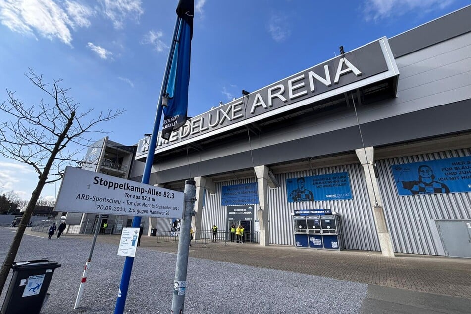 Vor der Home Deluxe Arena ist es noch ruhig, später werden sich hier rund 15.000 Fans drängen.