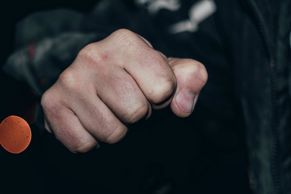 Die Teenager schlugen auf den Rentner ein. (Symbolfoto)