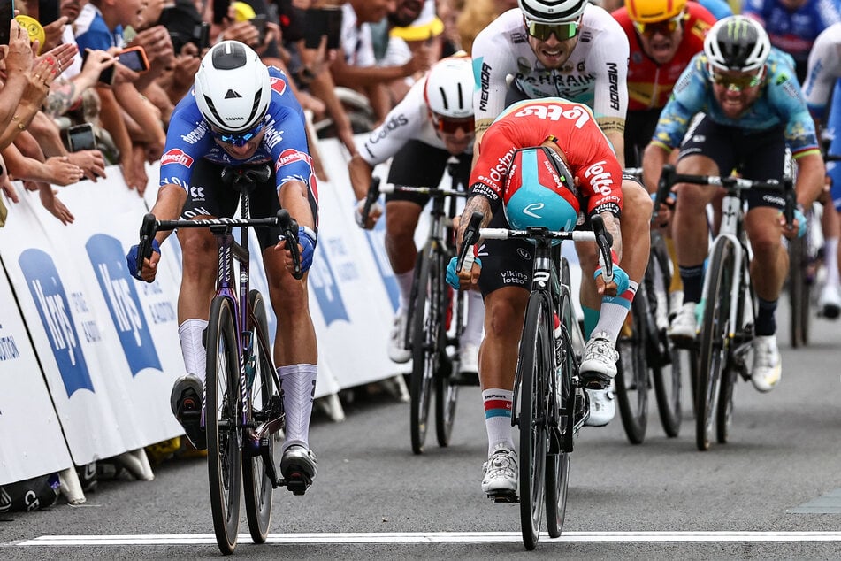 Auf der vierten Etappe der diesjährigen Tour de France wurde Ewan immerhin zweiter. Jasper Philipsen (25, l.) ist zurzeit nicht zu schlagen. (Archivbild)