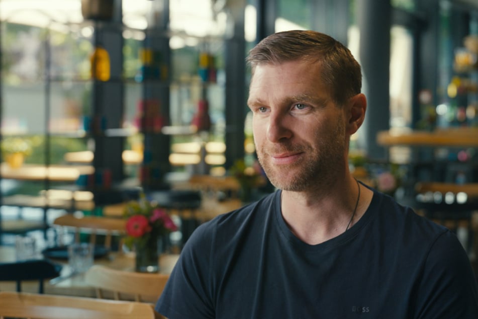 Per Mertesacker (41) spielte jahrelang mit Mesut Özil (37) zusammen und kommt in der neuen ZDF-Doku zu Wort.