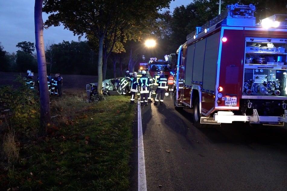 Den Beifahrer des Unfallwagens konnten die Einsatzkräfte nur noch tot bergen.
