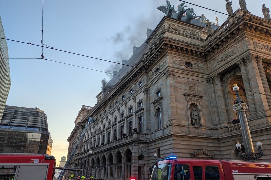 Das Nationaltheater liegt am Ufer der Moldau.